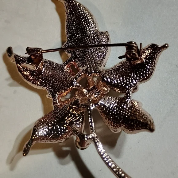 Intricate Silver Flower Brooch with Rhinestone Detail - Picture 4 of 4